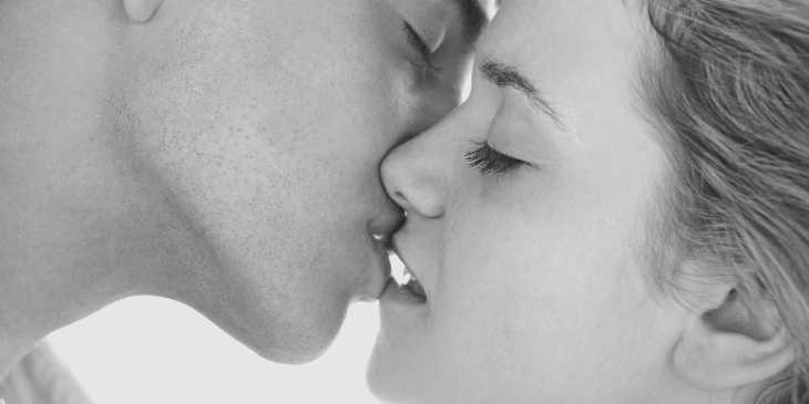 Поцелуй девушку в губы