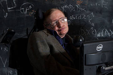Стивен Хокинг, который сделал много открытий в области изучения чёрных дыр, умер в возрасте 76 лет