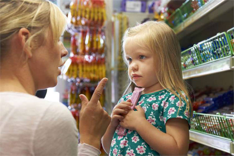 Ребенок взял без спроса конфету в супермаркете
