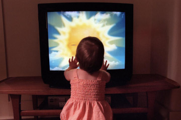 Уменьшение количества времени, проводимого перед ТВ экраном, положительно влияет на общее состояние детей