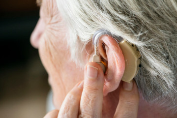 Пожилые люди, пользующиеся слуховыми аппаратами, все еще жалуются на проблемы со слухом