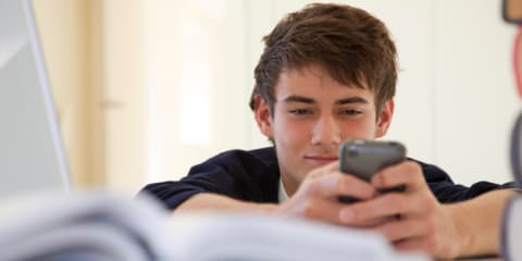 Британское правительство требует принять меры по изолированию несовершеннолетних от общения на сайтах знакомств