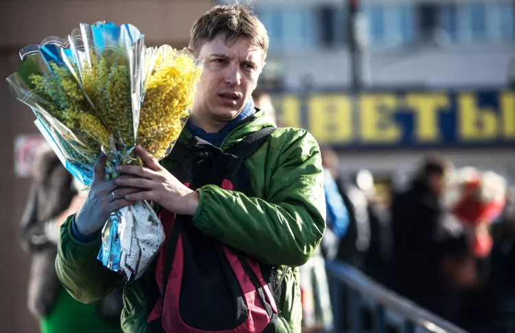 На 8 Марта дарю цветы незнакомке