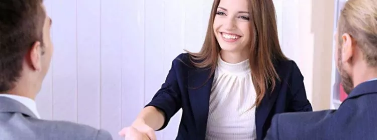 Мужчина спрашивает у девушки, как у неё дела